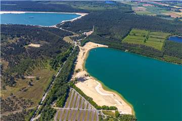 Das Luftbild zeigt im Vordergrund den als Badesee genutzten Silbersee II. Dahinter (oben links) befindet sich der Silbersee I, der nach rechts in Richtung Dülmen gewaltig wachsen wird.