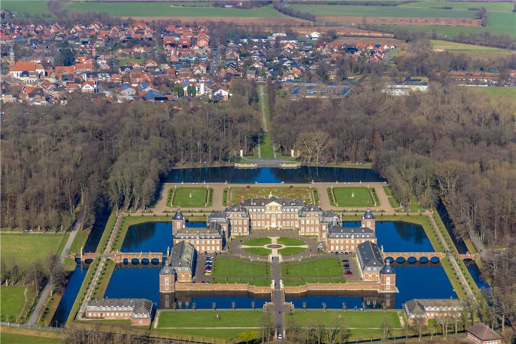 Hotelquartier: Ausschuss und Rat befinden noch im August über Bedenken Das Luftbild zeigt Schloss Nordkirchen. Der LWL hatte kritisiert, dass das Bauvorhaben zu nah an das Schloss heranrücke. Politik und Verwaltung sehen das anders.