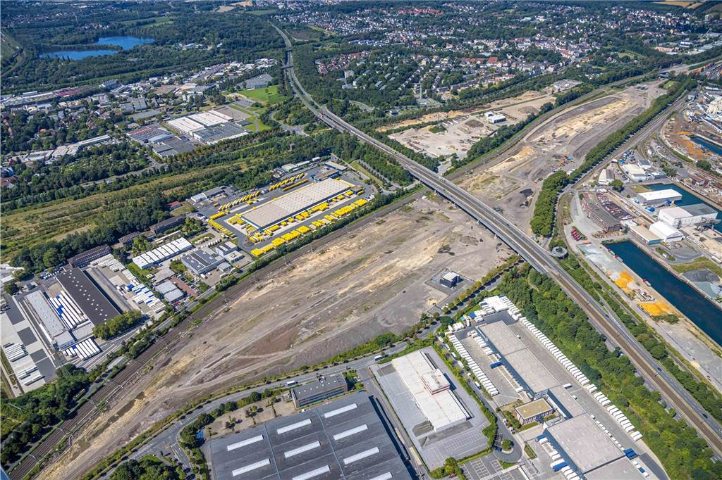 Das Luftbilld zeigt den Verlauf der Hafenbrücke über das frühere Güterbahnhof-Gelände an der Westfaliastraße, auf dem jetzt das ICE-Werk entsteht.
