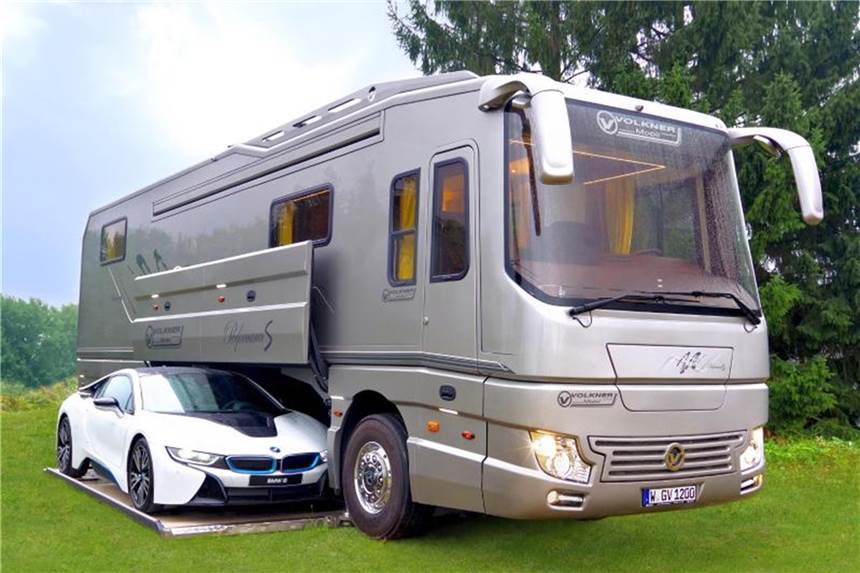 Neue Reisemobile und Wohnwagen auf dem Caravan Salon Das Luxus-Reisemobil Performance S von Volkner lässt den Pkw in der Mittelgarage verschwinden. Foto: Volkner