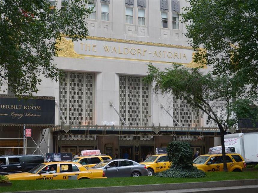 Hilton verkauft New Yorker Waldorf Astoria an Chinesen Das Luxushotel, das sich über einen ganzen Cityblock in Manhattans Stadtteil Midtown erstreckt, soll nun in großem Stil renoviert werden. Foto: Rainer Jensen