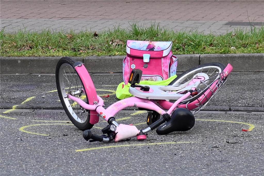 Schwerer Unfall in Wulfen: Mädchen auf Schulweg von LKW erfasst Das Mädchen überquerte mit ihrem Fahrrad die Ampel, als der Lkw sie erfasste.