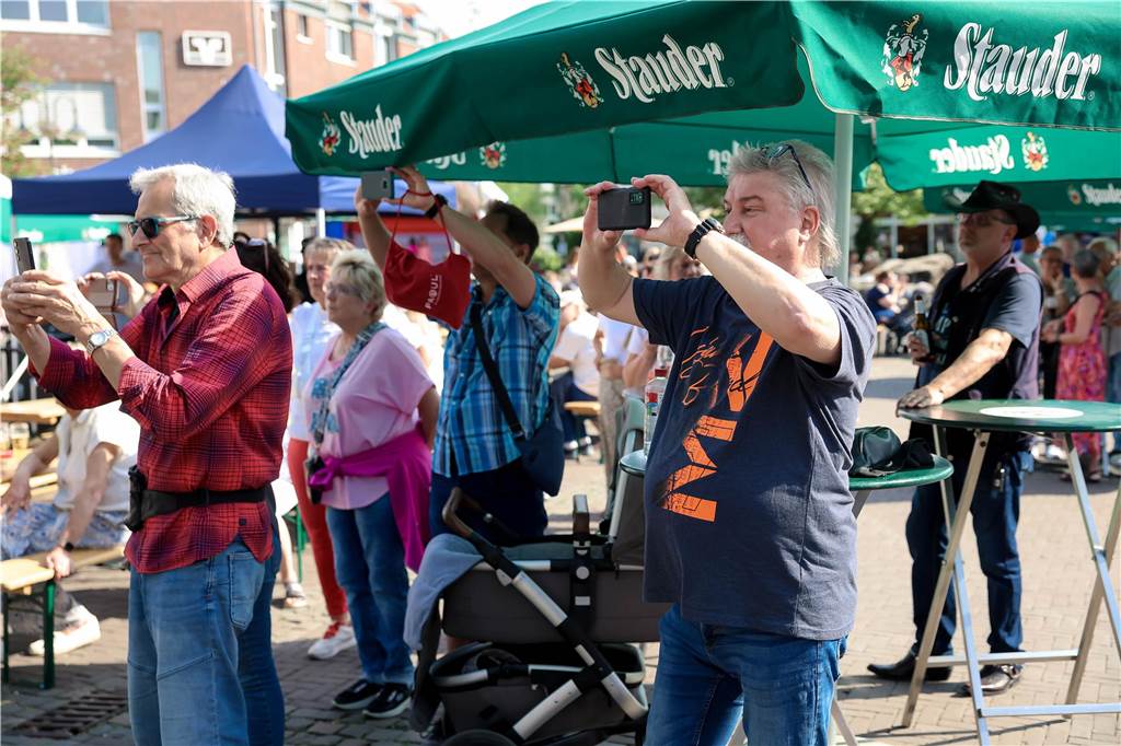 Das Maifest lockte bei bestem Wetter viele Besucherinnen und Besucher nach Kirchhellen. 