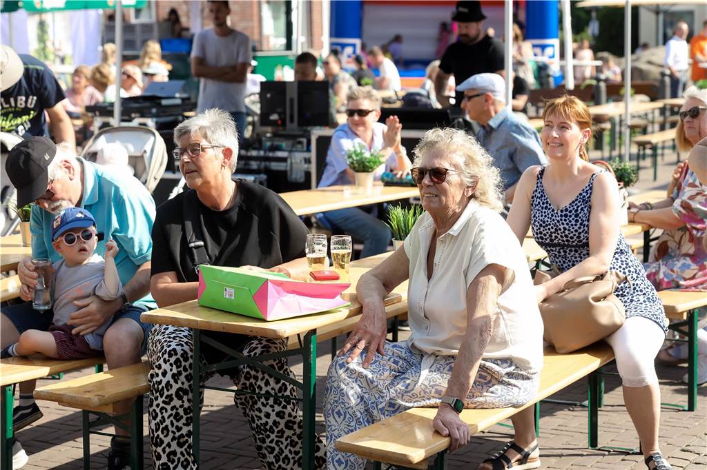 Das Maifest lockte bei bestem Wetter viele Besucherinnen und Besucher nach Kirchhellen. 