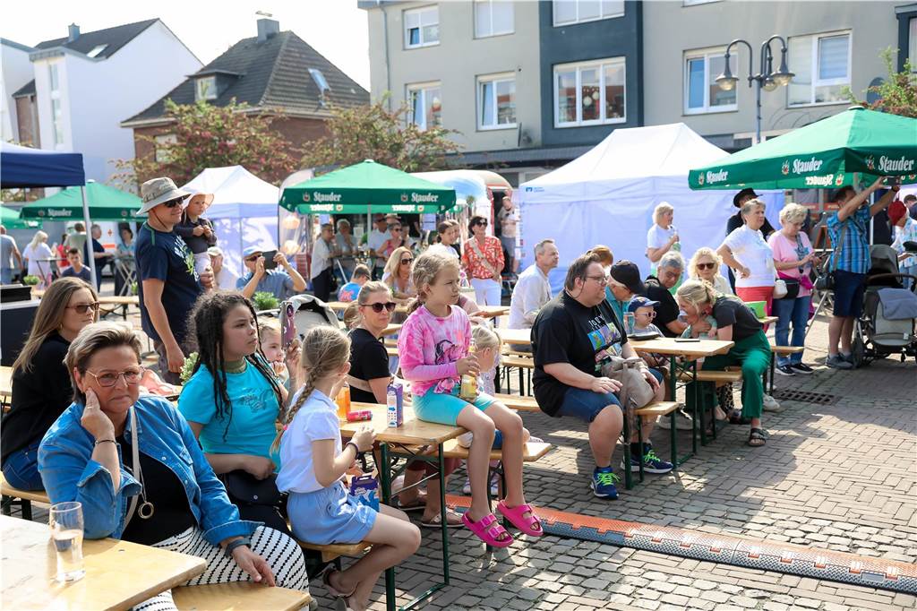 Das Maifest lockte bei bestem Wetter viele Besucherinnen und Besucher nach Kirchhellen. 