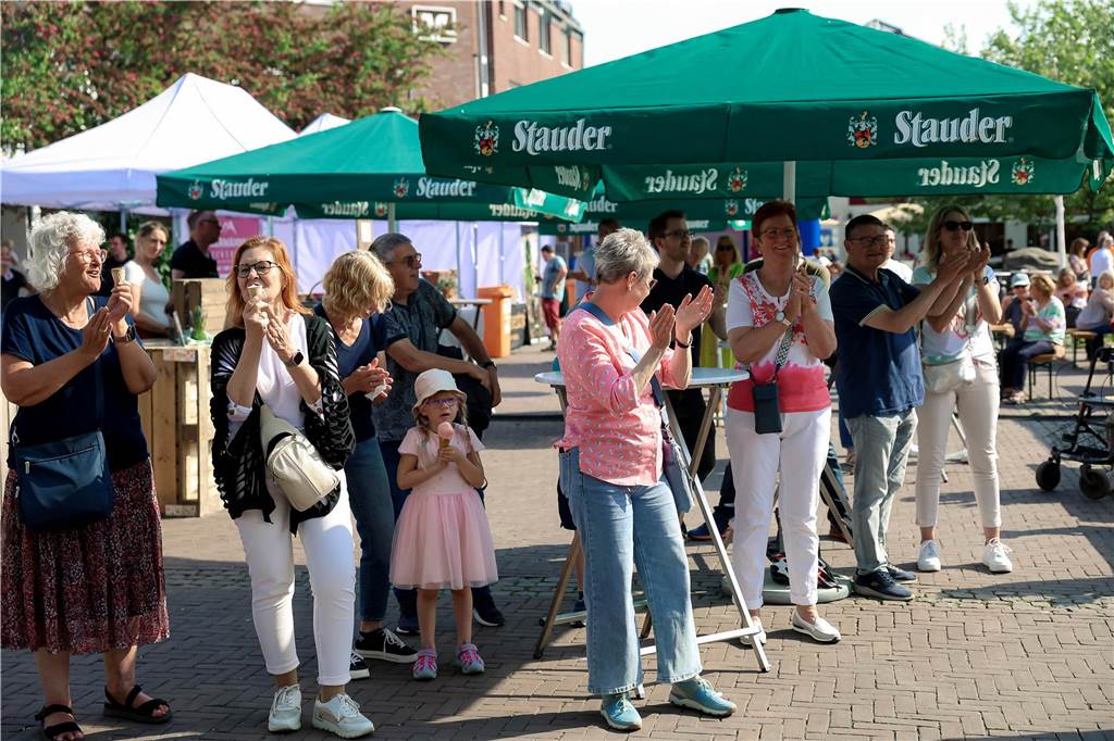 Das Maifest lockte bei bestem Wetter viele Besucherinnen und Besucher nach Kirchhellen. 