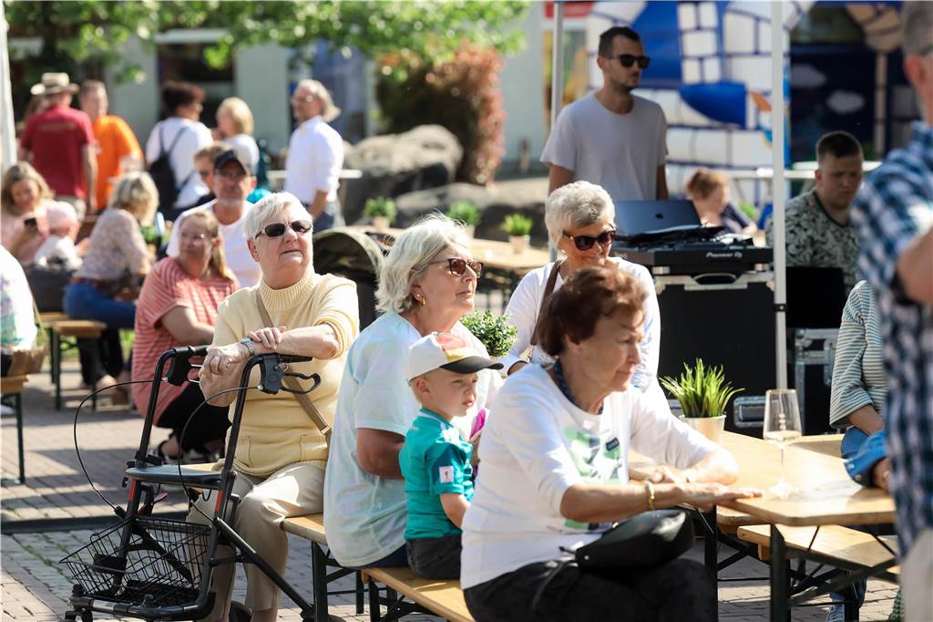 Das Maifest lockte bei bestem Wetter viele Besucherinnen und Besucher nach Kirchhellen. 