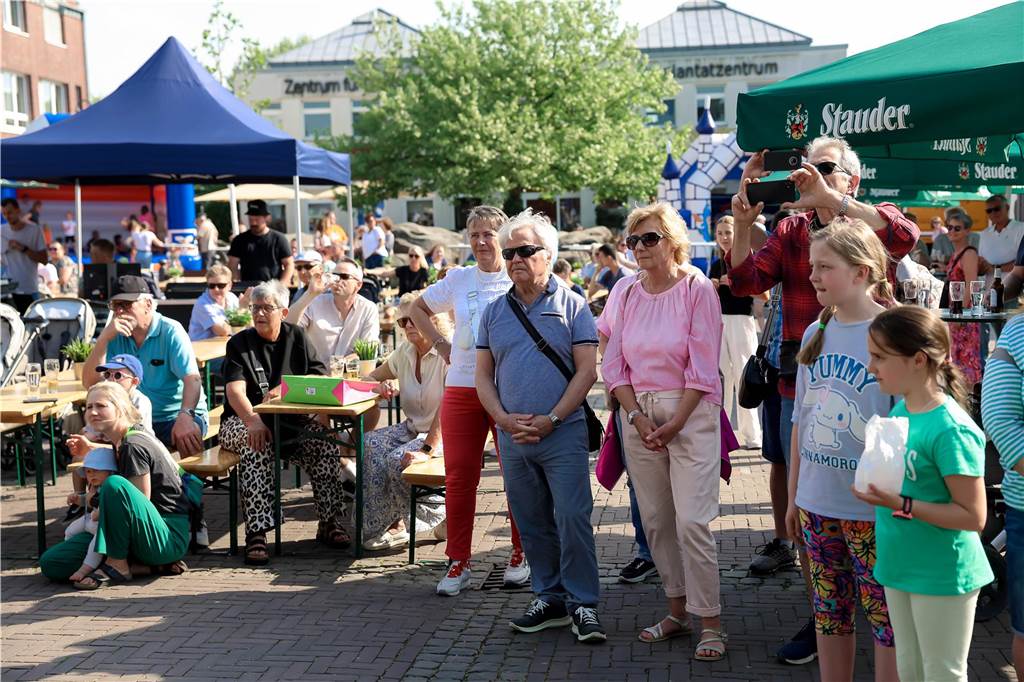 Das Maifest lockte bei bestem Wetter viele Besucherinnen und Besucher nach Kirchhellen. 