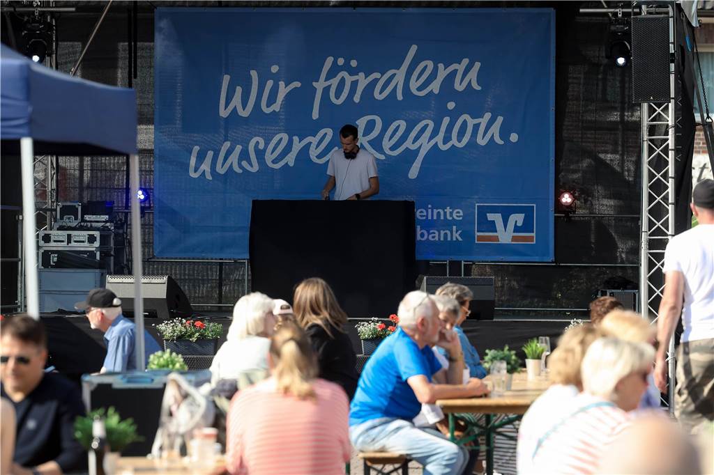 Das Maifest lockte bei bestem Wetter viele Besucherinnen und Besucher nach Kirchhellen. 