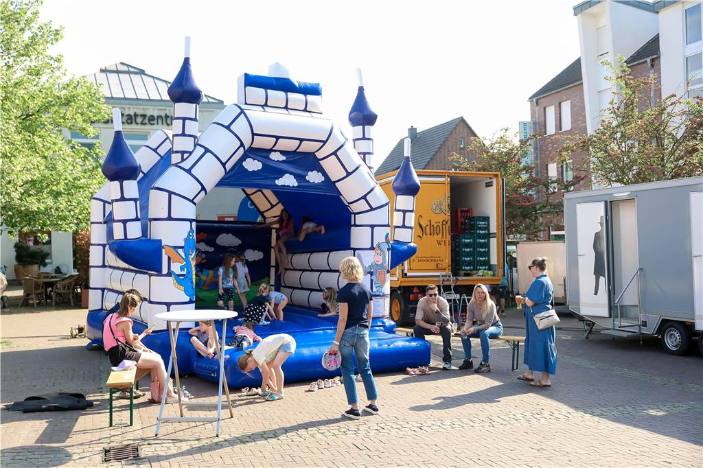 Das Maifest lockte bei bestem Wetter viele Besucherinnen und Besucher nach Kirchhellen. 