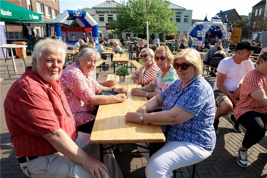 Das Maifest lockte bei bestem Wetter viele Besucherinnen und Besucher nach Kirchhellen. 
