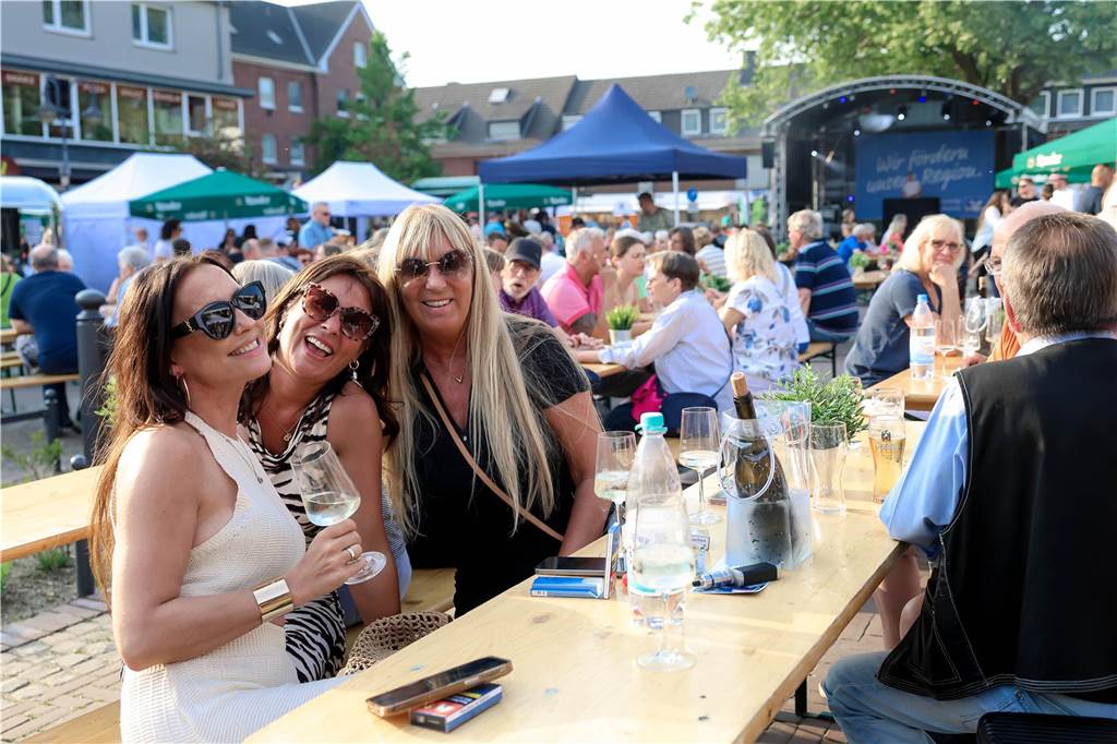 Das Maifest lockte bei bestem Wetter viele Besucherinnen und Besucher nach Kirchhellen. 
