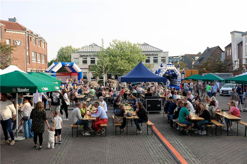 Das Maifest lockte bei bestem Wetter viele Besucherinnen und Besucher nach Kirchhellen. 
