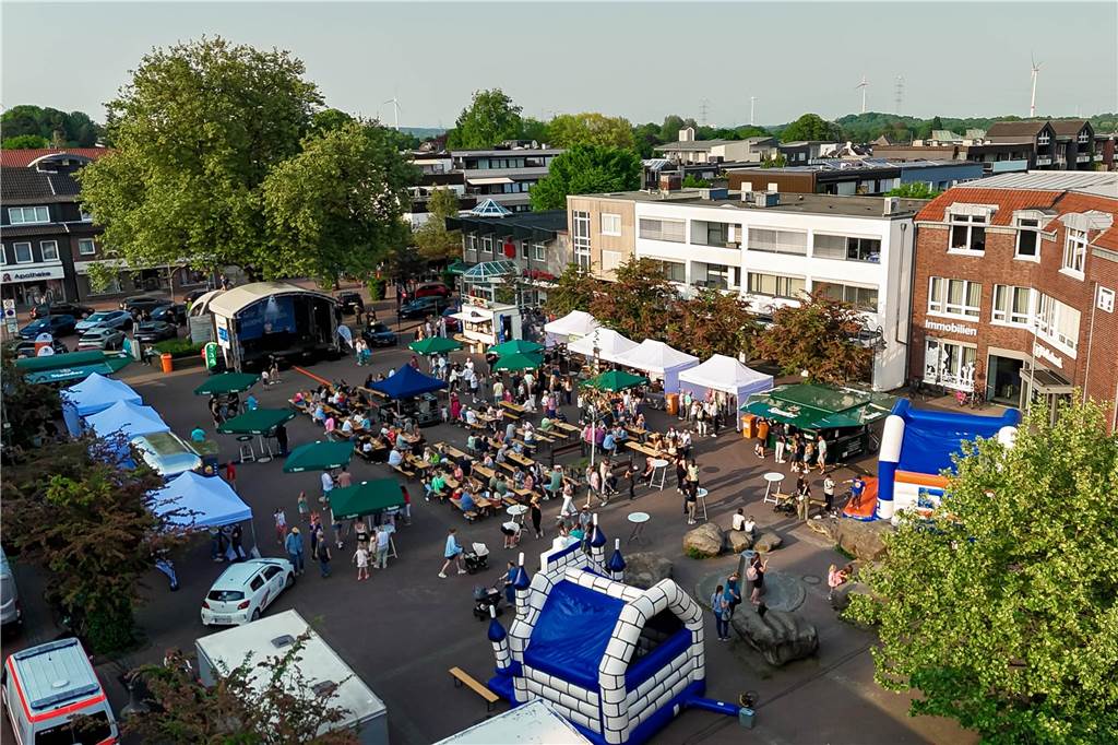 Das Maifest lockte bei bestem Wetter viele Besucherinnen und Besucher nach Kirchhellen. 