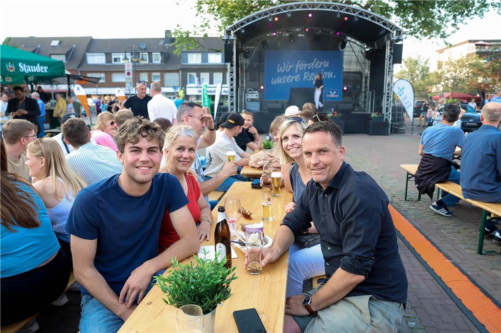 Das Maifest lockte bei bestem Wetter viele Besucherinnen und Besucher nach Kirchhellen. 