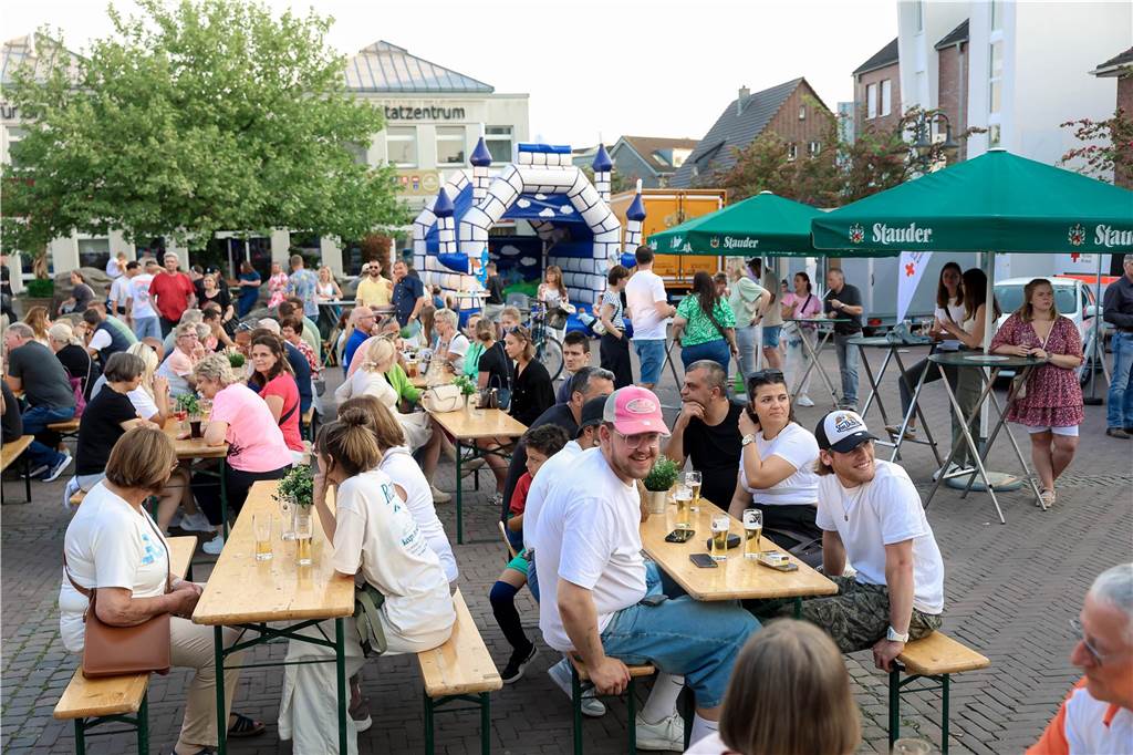 Das Maifest lockte bei bestem Wetter viele Besucherinnen und Besucher nach Kirchhellen. 