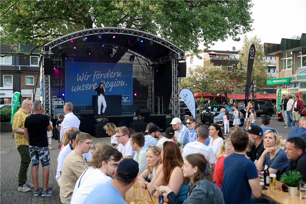 Das Maifest lockte bei bestem Wetter viele Besucherinnen und Besucher nach Kirchhellen. 