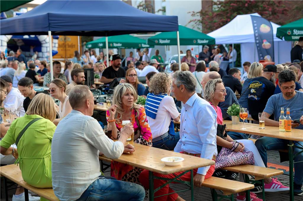 Das Maifest lockte bei bestem Wetter viele Besucherinnen und Besucher nach Kirchhellen. 