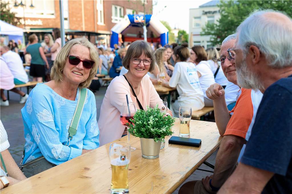 Das Maifest lockte bei bestem Wetter viele Besucherinnen und Besucher nach Kirchhellen. 