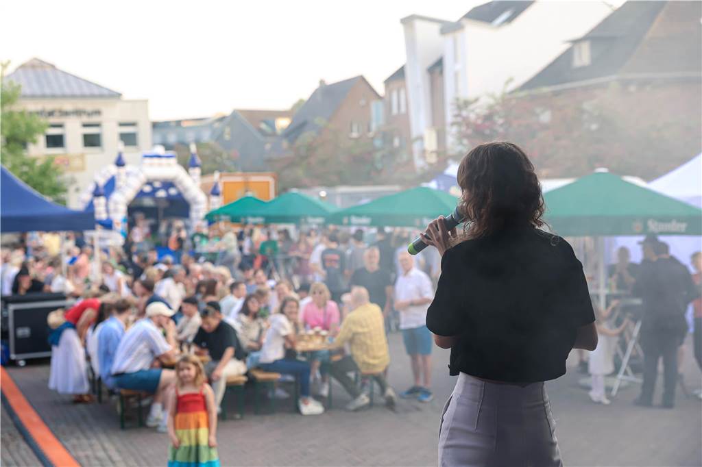 Das Maifest lockte bei bestem Wetter viele Besucherinnen und Besucher nach Kirchhellen. 