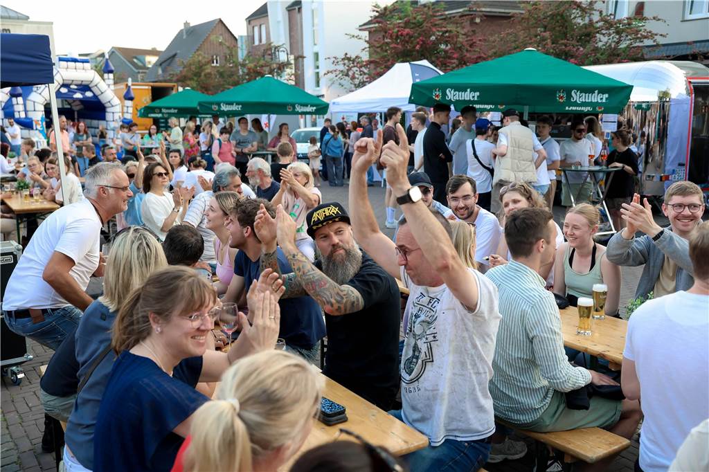 Das Maifest lockte bei bestem Wetter viele Besucherinnen und Besucher nach Kirchhellen. 