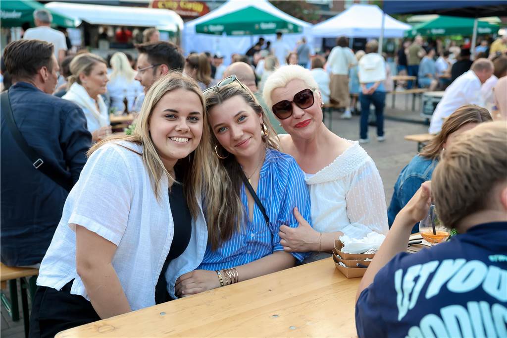 Das Maifest lockte bei bestem Wetter viele Besucherinnen und Besucher nach Kirchhellen. 