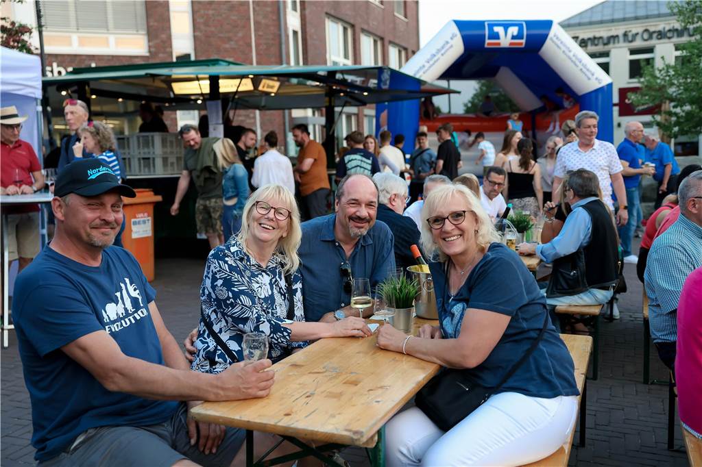Das Maifest lockte bei bestem Wetter viele Besucherinnen und Besucher nach Kirchhellen. 