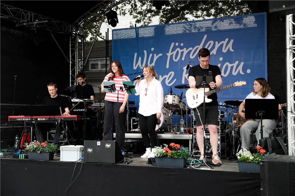 Das Maifest lockte bei bestem Wetter viele Besucherinnen und Besucher nach Kirchhellen. 