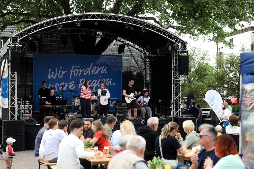 Das Maifest lockte bei bestem Wetter viele Besucherinnen und Besucher nach Kirchhellen. 