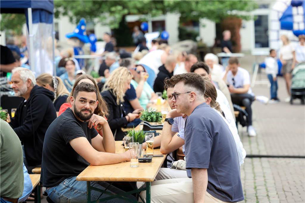 Das Maifest lockte bei bestem Wetter viele Besucherinnen und Besucher nach Kirchhellen. 