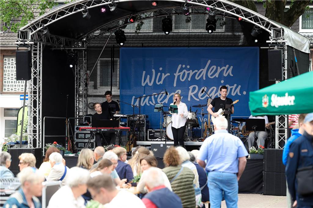 Das Maifest lockte bei bestem Wetter viele Besucherinnen und Besucher nach Kirchhellen. 