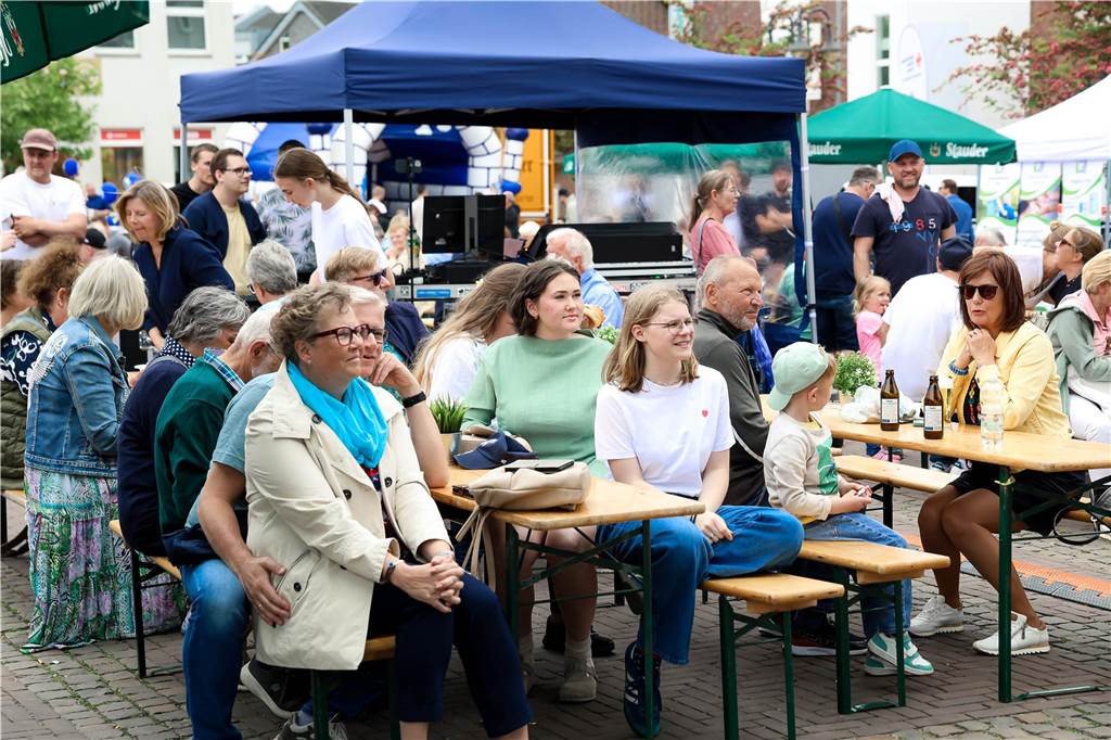 Das Maifest lockte bei bestem Wetter viele Besucherinnen und Besucher nach Kirchhellen. 