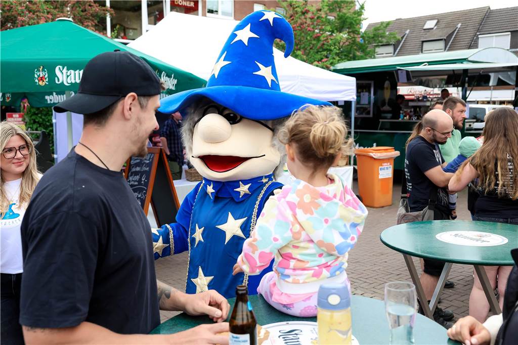Das Maifest lockte bei bestem Wetter viele Besucherinnen und Besucher nach Kirchhellen. 
