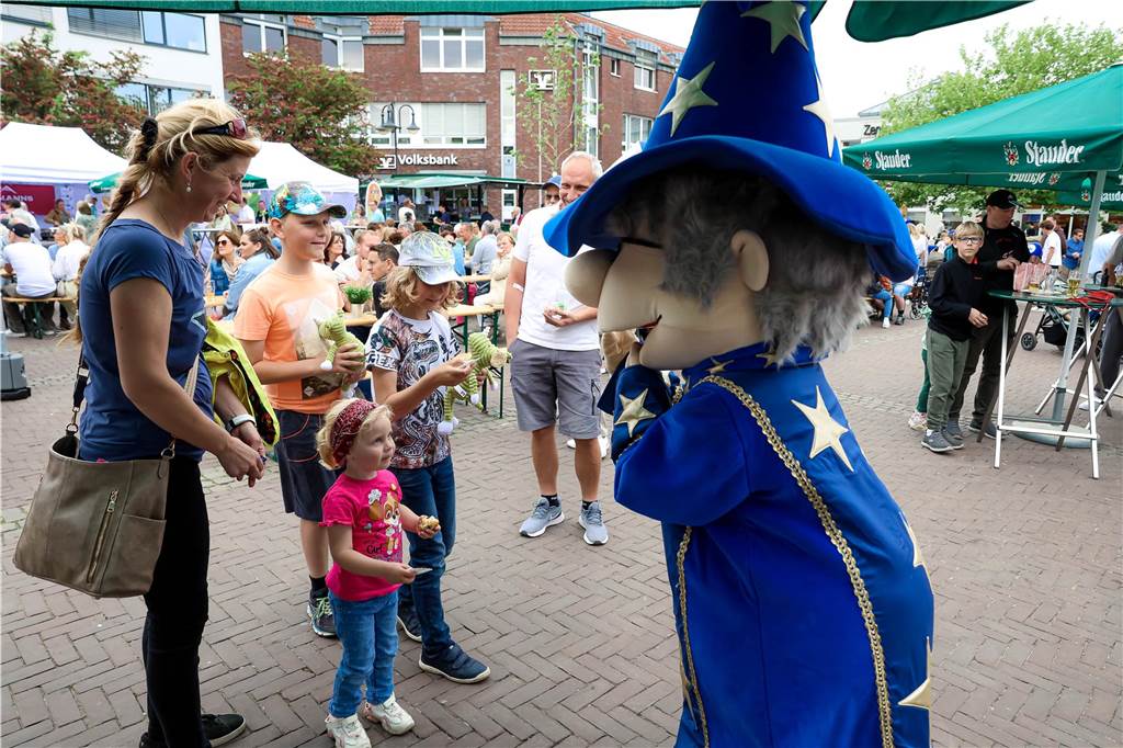 Das Maifest lockte bei bestem Wetter viele Besucherinnen und Besucher nach Kirchhellen. 