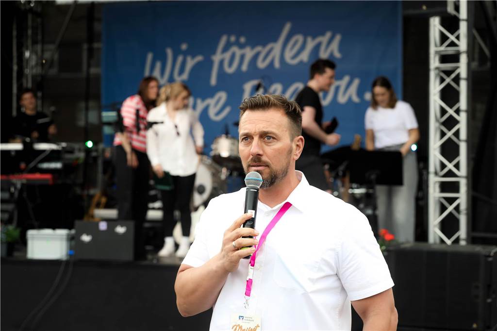 Das Maifest lockte bei bestem Wetter viele Besucherinnen und Besucher nach Kirchhellen. 