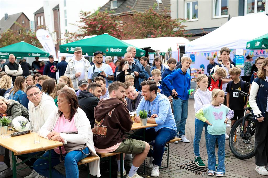 Das Maifest lockte bei bestem Wetter viele Besucherinnen und Besucher nach Kirchhellen. 