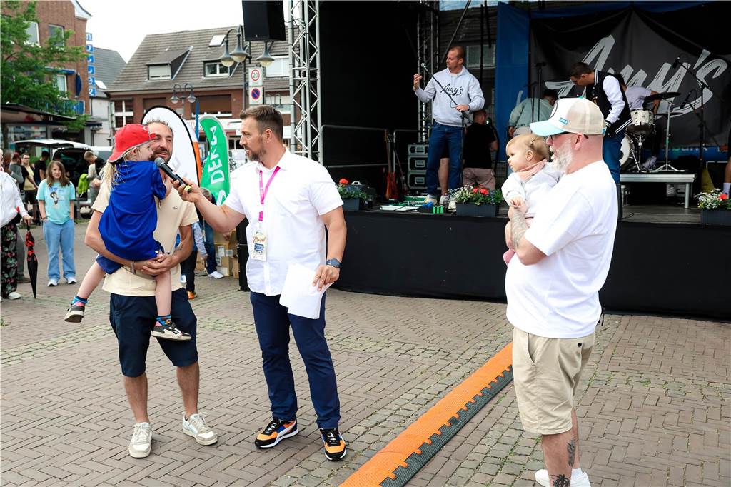 Das Maifest lockte bei bestem Wetter viele Besucherinnen und Besucher nach Kirchhellen. 