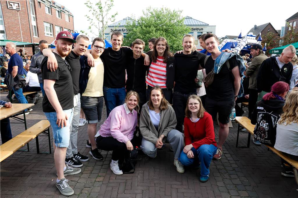 Das Maifest lockte bei bestem Wetter viele Besucherinnen und Besucher nach Kirchhellen. 