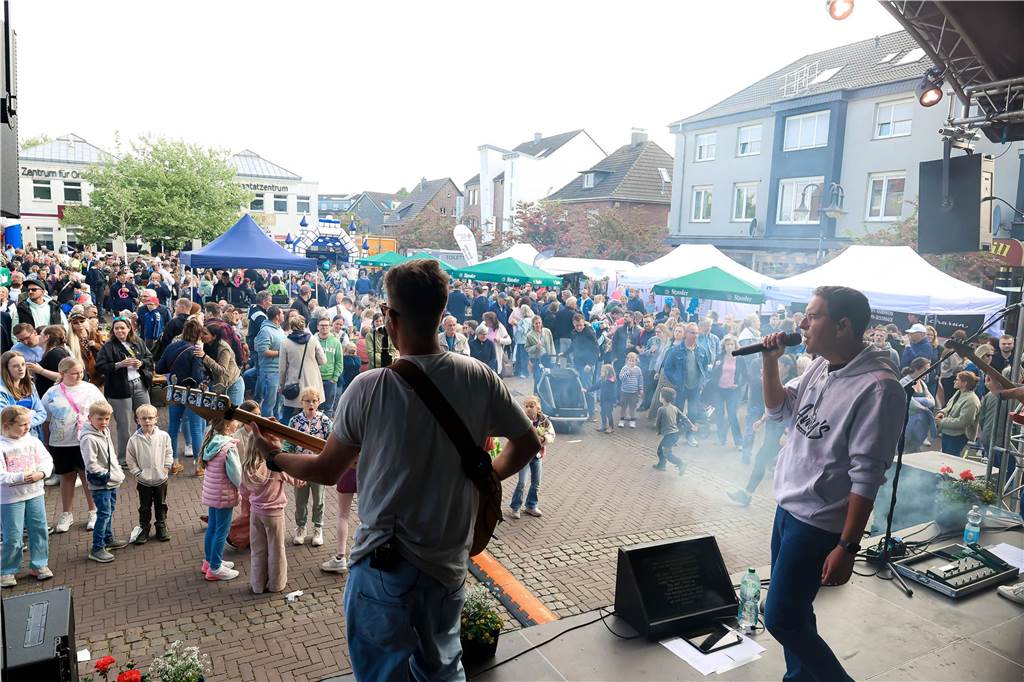 Das Maifest lockte bei bestem Wetter viele Besucherinnen und Besucher nach Kirchhellen. 