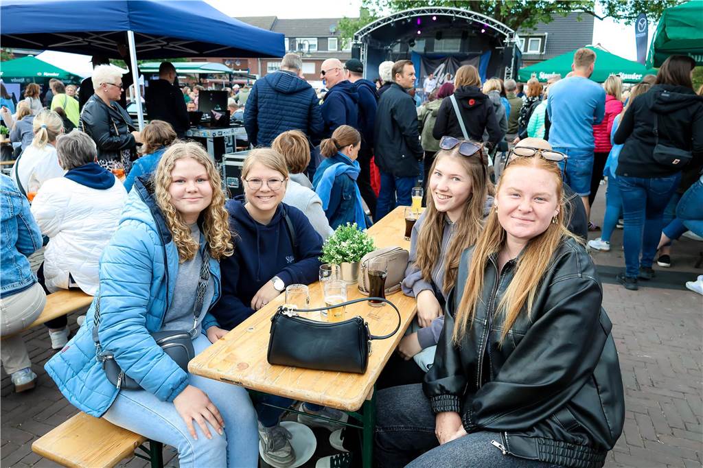 Das Maifest lockte bei bestem Wetter viele Besucherinnen und Besucher nach Kirchhellen. 