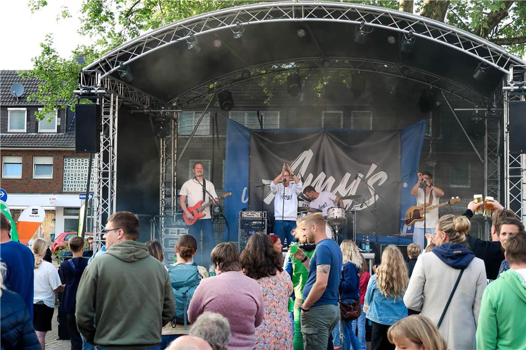 Das Maifest lockte bei bestem Wetter viele Besucherinnen und Besucher nach Kirchhellen. 