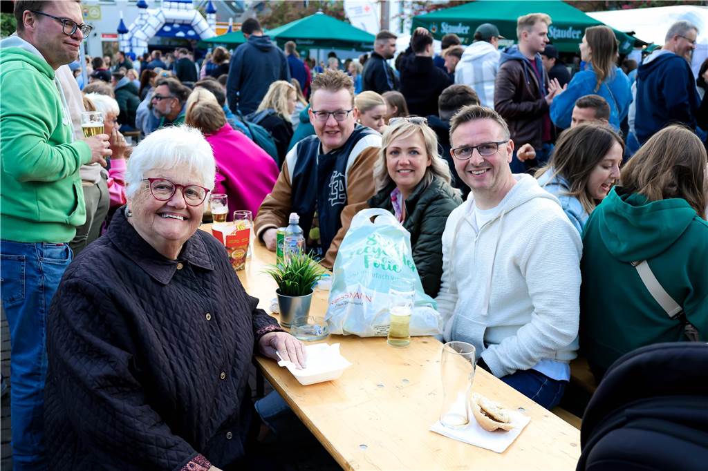 Das Maifest lockte bei bestem Wetter viele Besucherinnen und Besucher nach Kirchhellen. 