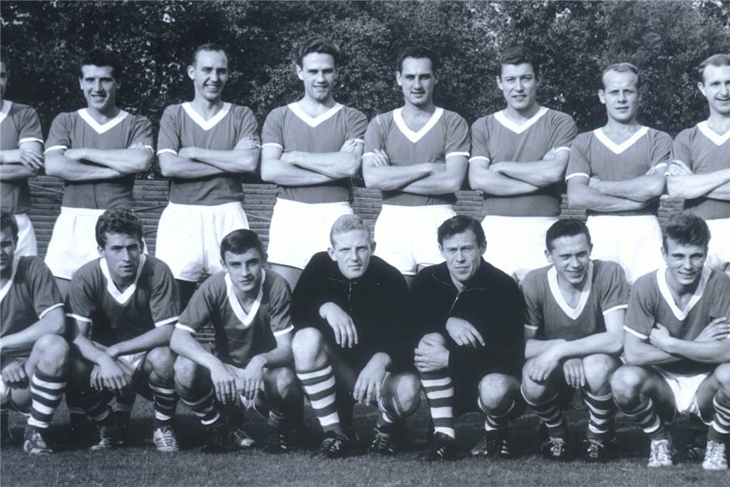 Der erste deutsche NFL-Star: Die Geschichte von Horst Mühlmann Das Mannschaftsfoto 1963/1964 des FC Schalke mit Horst Mühlmann (dunkles Trikot, l.)