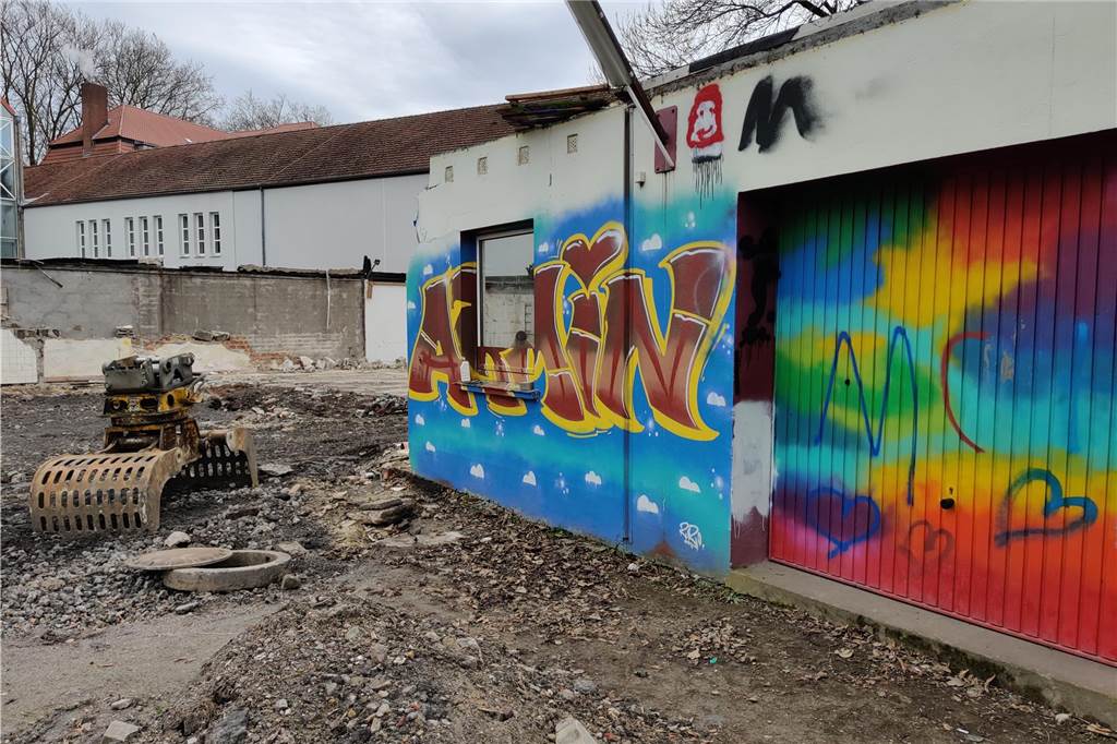 Das Marcel-Callo-Haus in der Castroper Altstadt ist endgültig umgezogen: Die alten Baracken wurden abgerissen. Das Jugendzentrum ist seit dem Herbst im Neubau nebenan zu Hause.