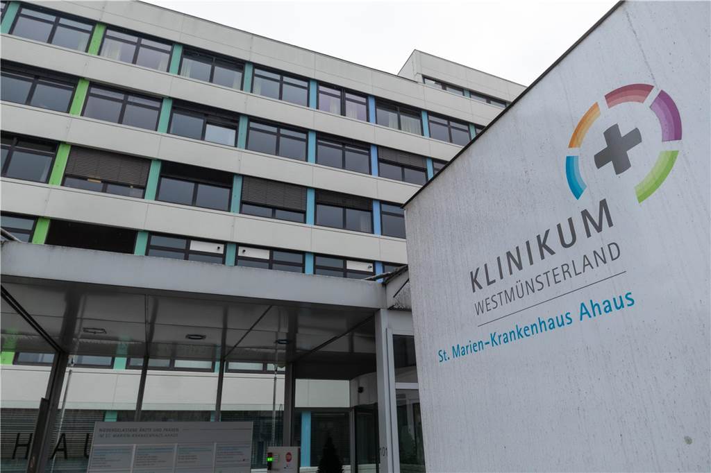 Das Marienkrankenhaus Ahaus steht in der Kritik: Die Wartezeiten in der Zentralen Notaufnahme sollen zu lang sein. Das Klinikum Westmünsterland wehrt sich gegen die Vorwürfe. 