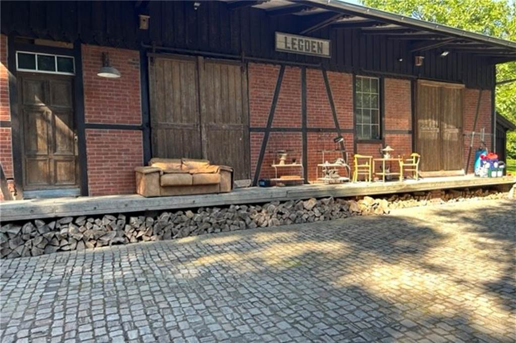 Leben im Bahnhof: Dirk Raeckers und seine bunte Wohngemeinschaft Das markante Fachwerk und das Mauerwerk aus roten Klinkern sind nach wie vor die "Visitenkarte" des Legdener Bahnhofs.
