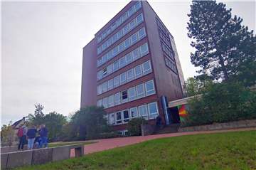 Das marode Hochhaus am Berufskolleg wird zwei Jahre lang saniert.