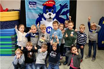Das Maskottchen der DLRG, der Seehund Nobbi, war zu Gast bei den Kindern zweier Lüner Kitas.