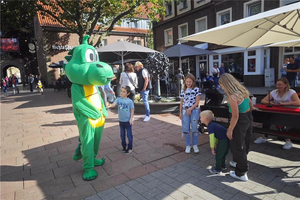 Das Maskottchen Leopold sorgte wie hier auf dem Oldenkottplatz für viele strahlende Kinderaugen.