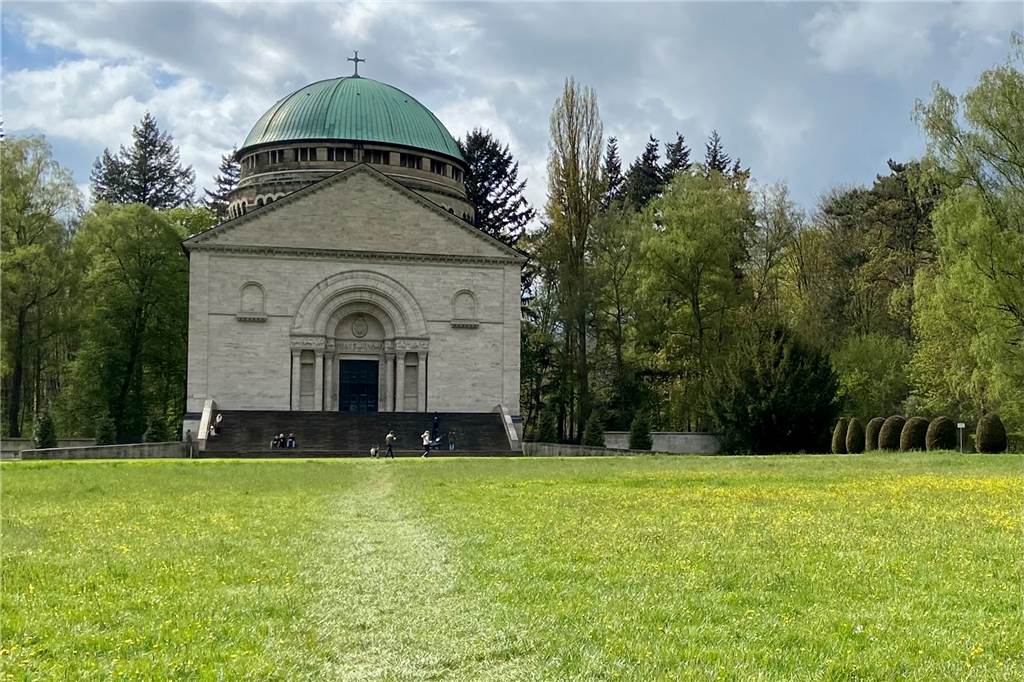 Fürstlich flanieren am Schloss Bückeburg in Niedersachsen Das Mausoleum ist 1911 erbaut worden und hat die größte Goldmosaikkuppel in Europa.